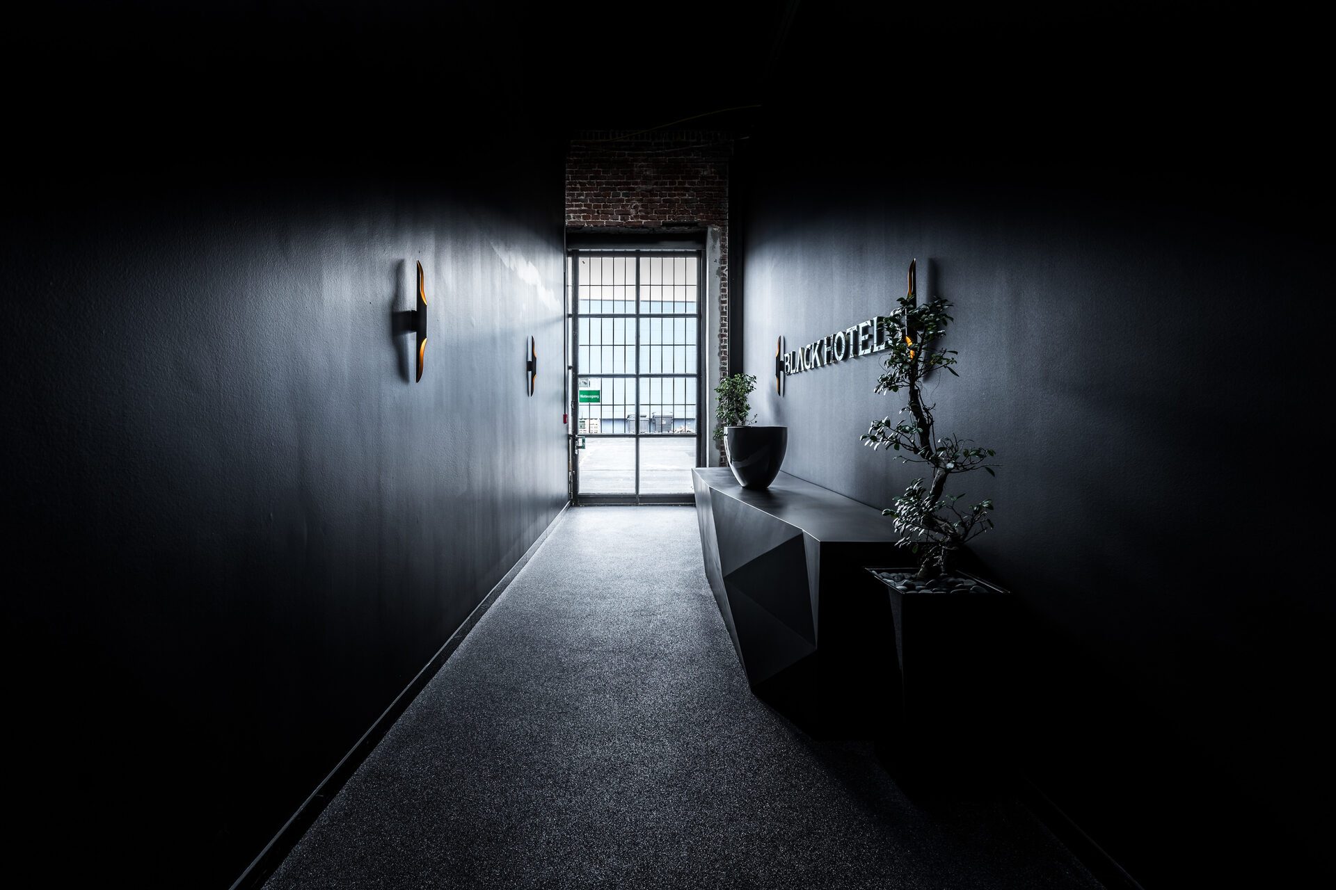 Black Hotel - Foyer